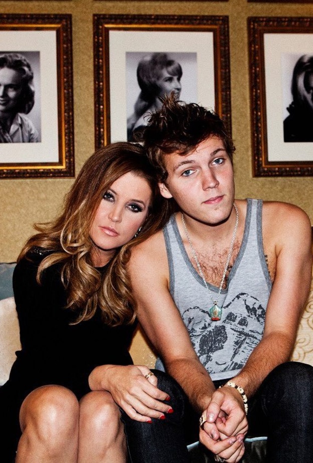 ليزا ماري بريسلي وابنها 