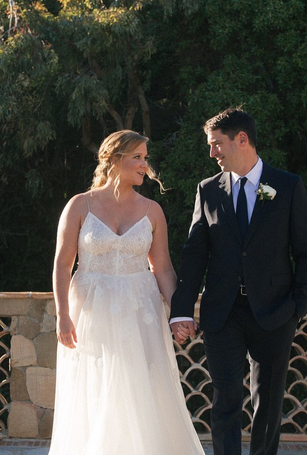 آيمي شومر بفستان زفاف من مونيك لولييه