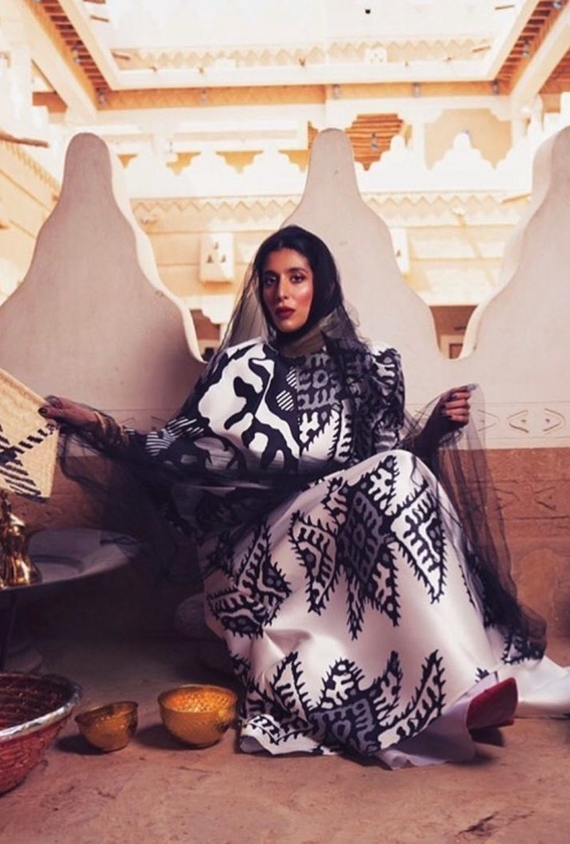 أحد الأزياء التي تم ارتداءها في كأس السعودية 2022 من تصميم أروى العماري