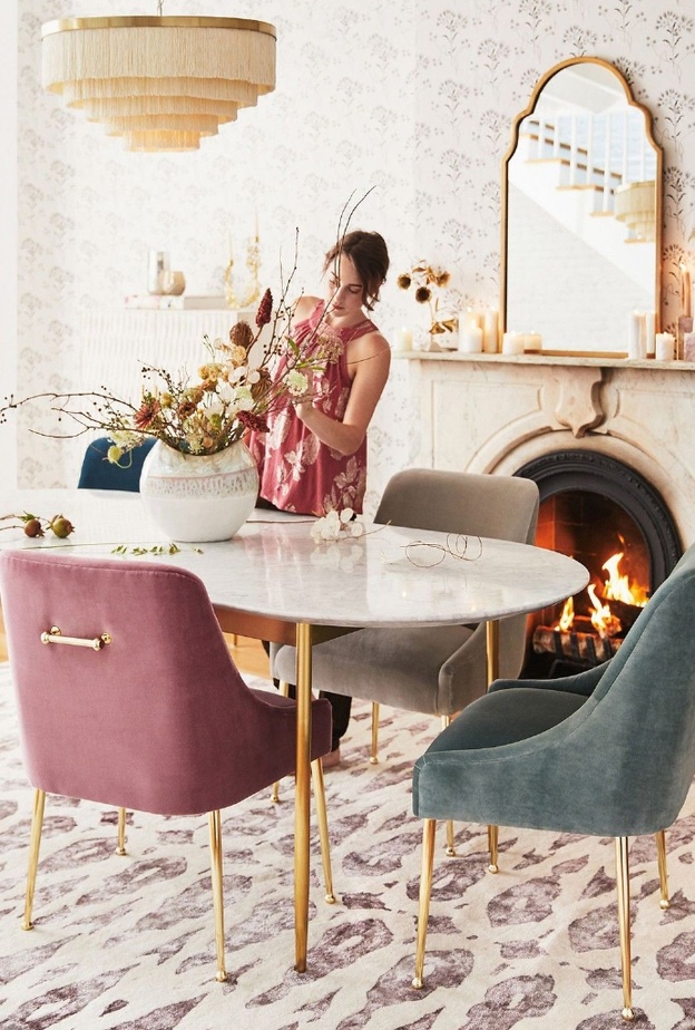 ألوان الكراسي المخملية تضفي لمسة رائعة على ديكور غرفة الطعام