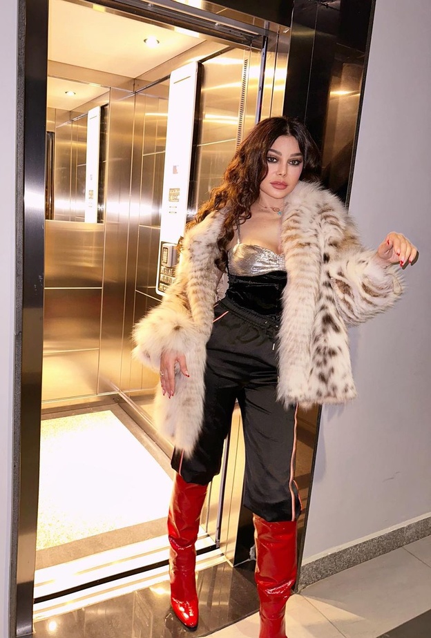 هيفاء وهبي تودّع الشتاء بتنسيق مبتكر ..شاهدوا أفضل إطلالاتها الشتوية مع صيحة البوت الطويل