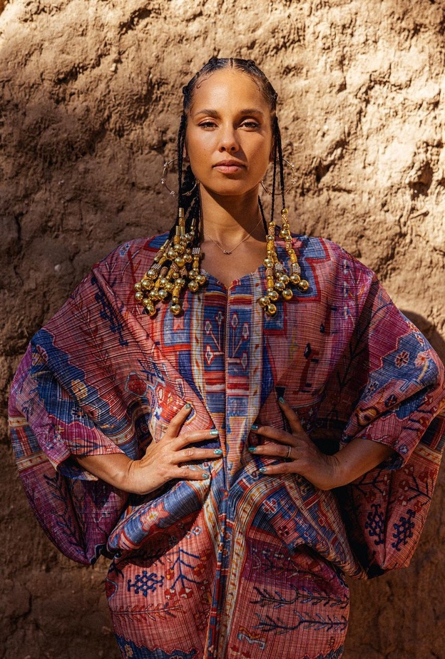 اطلالة "اليشيا كيز" من المصممة السعودية "كوثر الهريش" في حوار فني فريد من نوعه