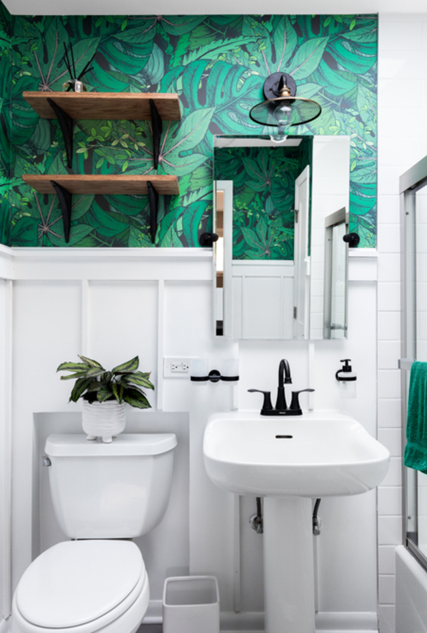 الحمام مكان رائع لتجربة الأنماط والأشكال المميزة لورق الحائط فيه