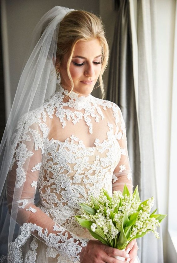 الفساتين ذات الياقات العالية فيجب انتقاء تسريحات شعر مسحوبة الى الخلف