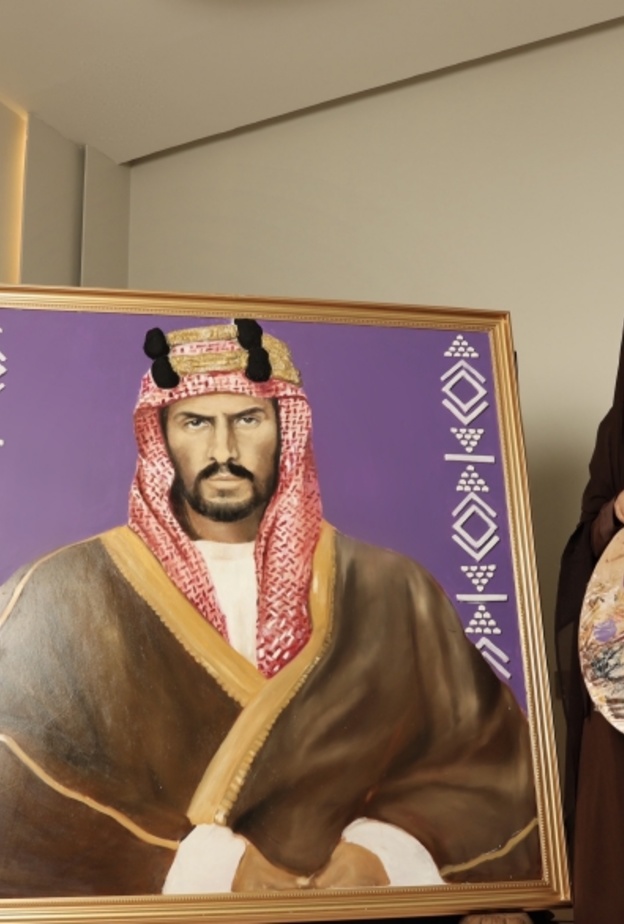 الفنانة التشكيلية مدى القحطاني تقدم لوحة المؤسس الملك عبدالعزيز تفوح منها رائحة الخزامى