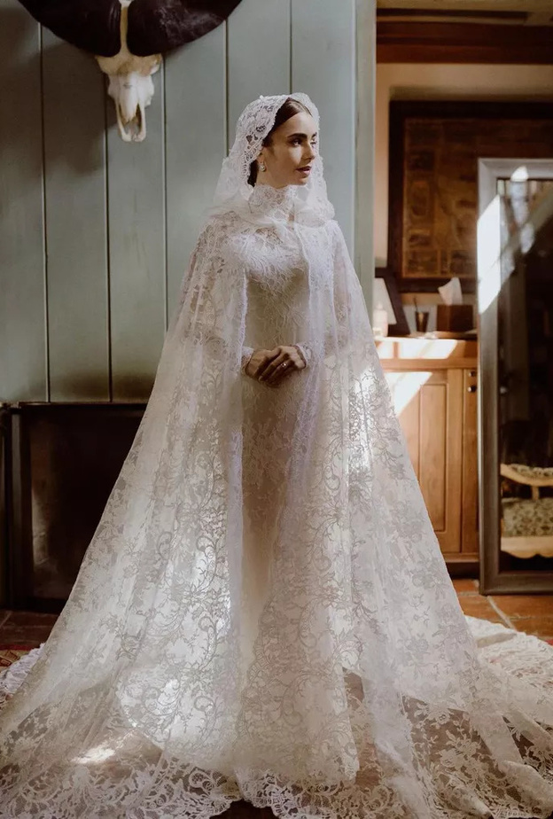 النجمة ليلي كولينز بفستان زفاف من رالف لورين