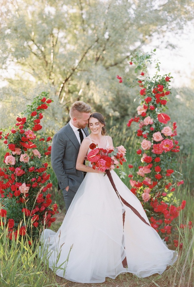 من بينها اللوتس والورود الحمراء...رموز حب شهيرة تعرفي على رمزيتها وكيفية إضافتها لحفل زفافك