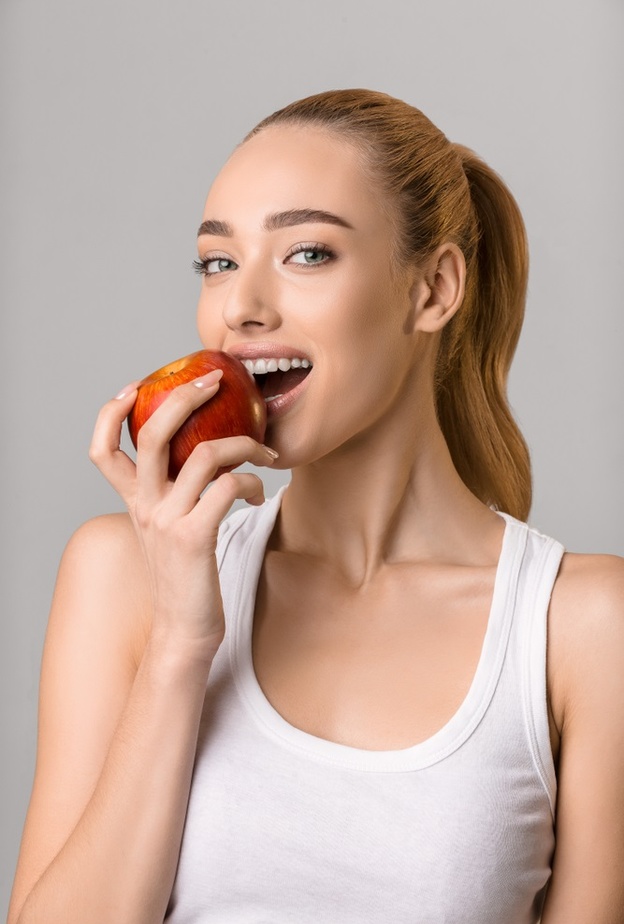 انحسار اللثة مشكلة شائعة لكن حلولها ممكنة