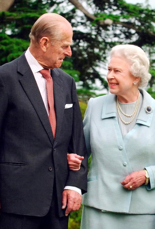 بروشات الملكة إليزابيث الثانية.. 70 عاما من التاريخ والفخامة والأسرار 