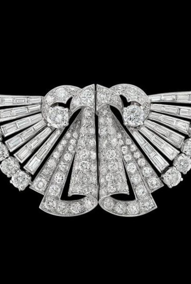 بروش مروحيّ الشكل ومزدوج المشبك بطراز الآرت ديكو (حوالي العام 1930)، مصنوع من البلاتين المرصع بالماس، بينتلي أند سكينر