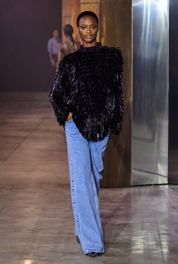 الجينز في إطلالات عصرية مميزة من عروض ربيع وصيف 2023