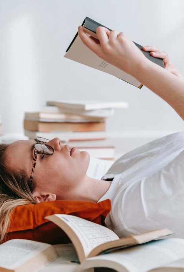 ما هي أهمية القراءة في حياة الإنسان سيدة تقرأ