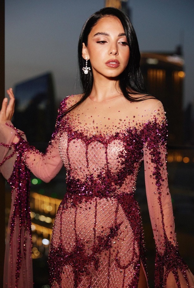 أحدثها فستان بلون "الفيفا ماجنتا" ..أزياء سهرة بتصاميم فخمة للشابات من وحي سلمى أبو ضيف 