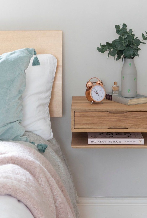 تصميم ذكي لطاولة جانبية من الخشب تنسجم مع السرير