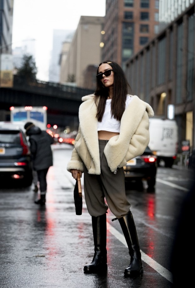 أفكار لتنسيق الجزمة العالية مع البناطيل بأساليب جديدة وعصرية