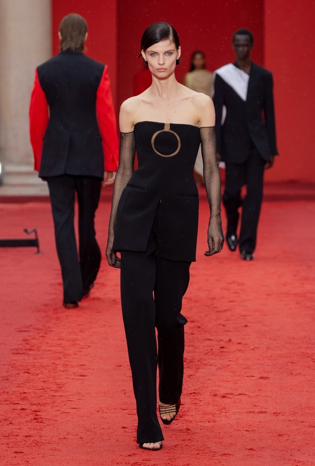 7 عروض برزت فيها إطلالات سوداء لربيع وصيف 2023