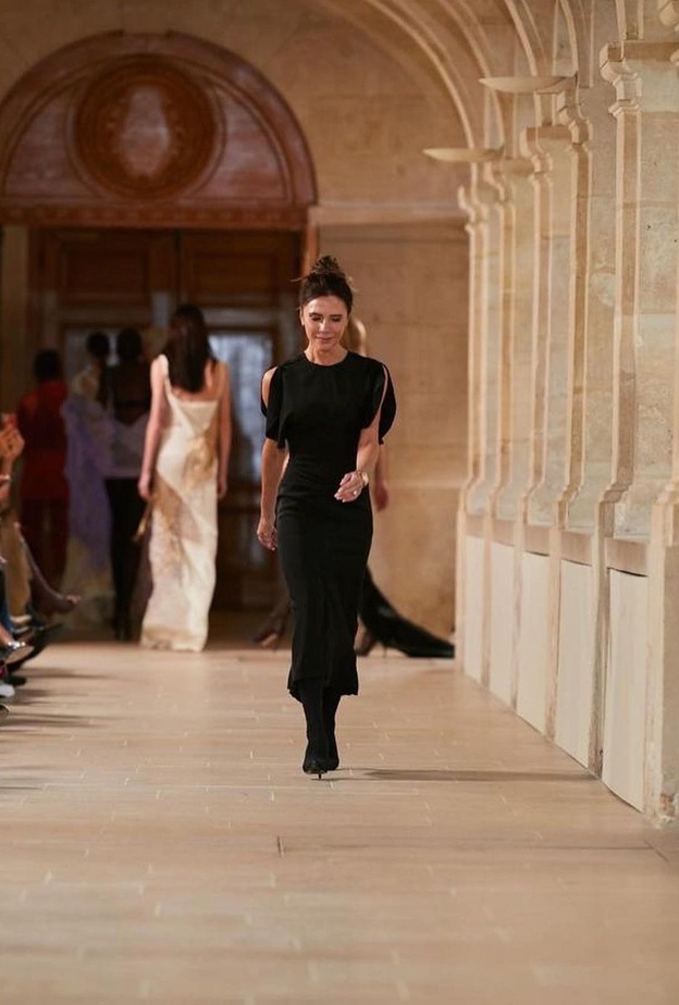 توجت فيكتوريا بيكهام نجاحها بالمشاركة في أسبوع الموضة الباريسي لموسم ربيع وصيف 2023