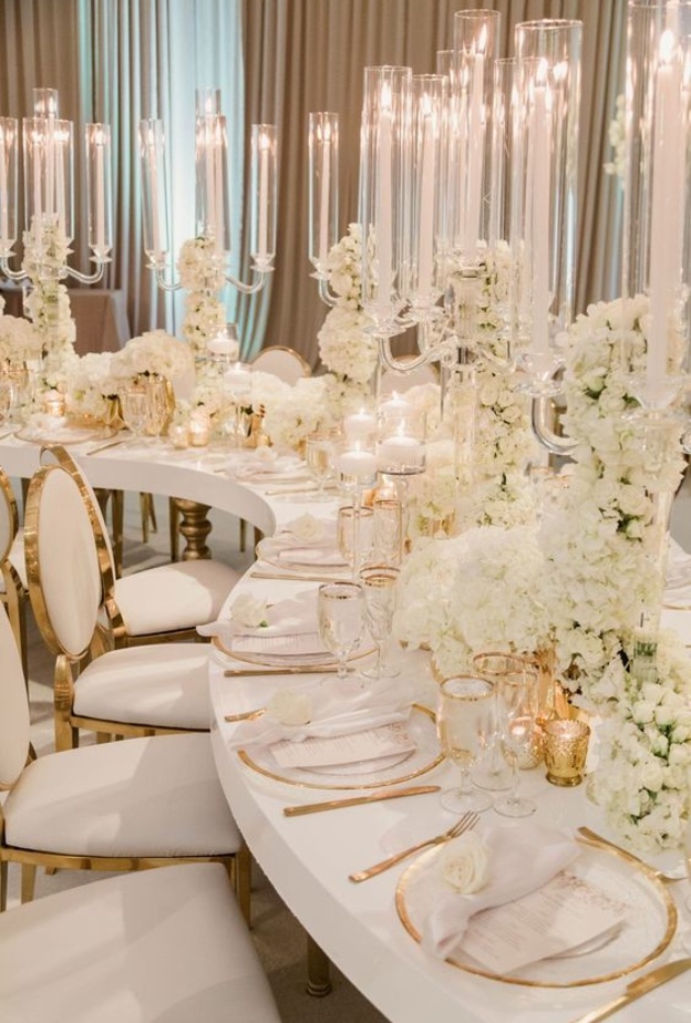 ثيم اللون الذهبي والابيض للعروس ذات الشخصية الملكية