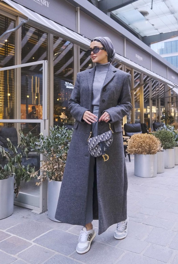 حنين الصيفي بمعطف صوف عصري باللون الرمادي