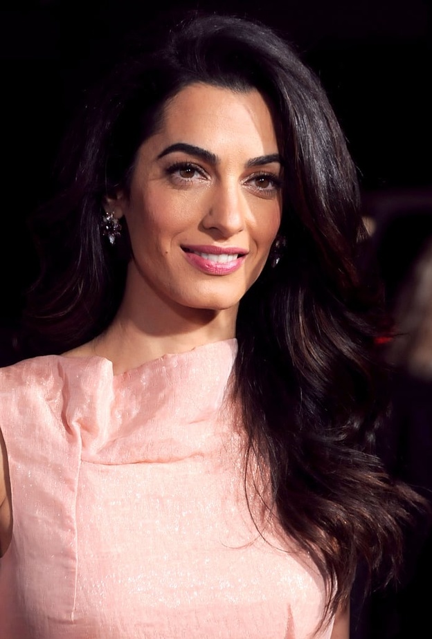 رسمات مكياج فضي لماع من وحي اطلالة أمل كلوني