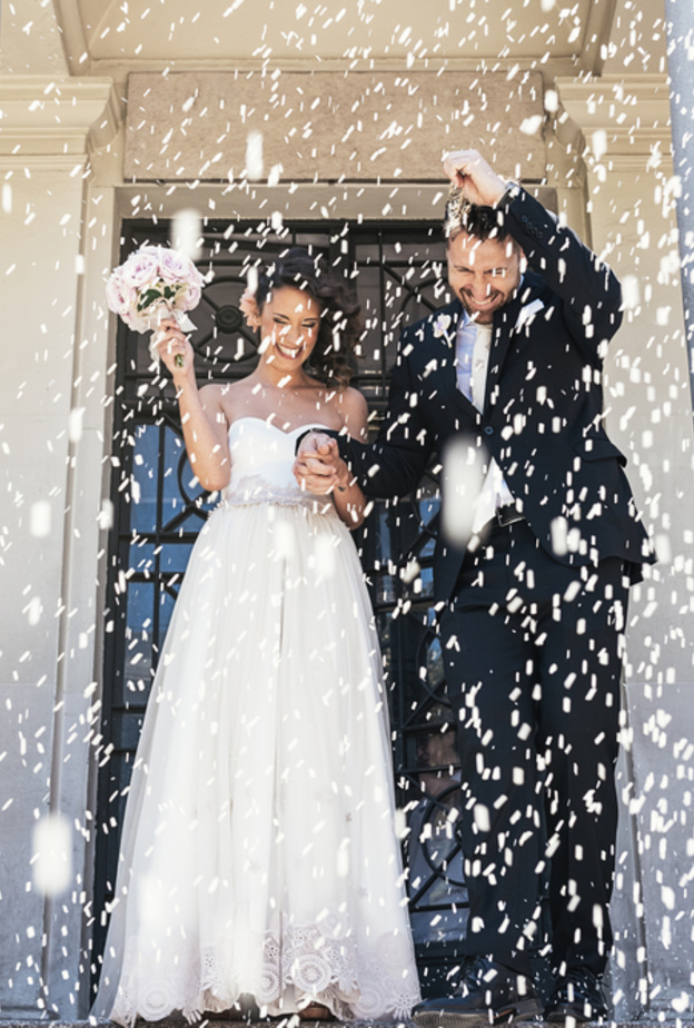 رمي الأرز على العروسين لحياة زوجية خصبة