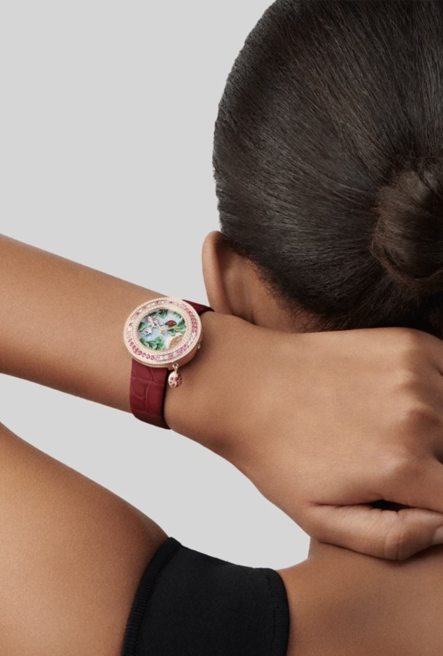 ساعة فاخرة من اللون الأحمر من فان كليف مناسبة لعيد الحب