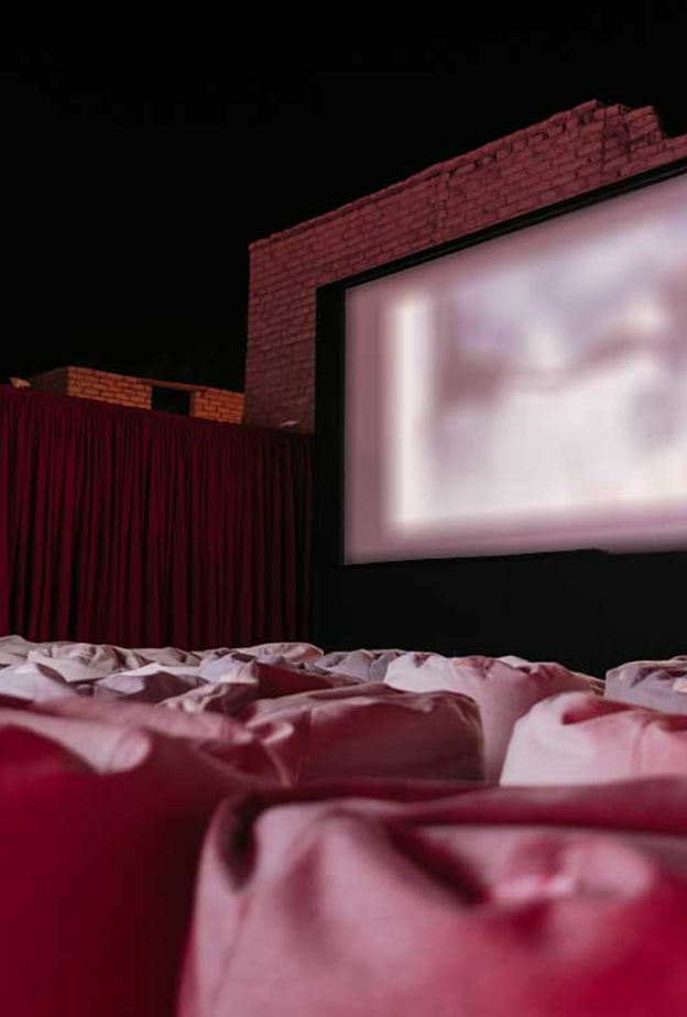 سينما الجديدة أول صالة عرض سينمائية في الهواء الطلق في العلا