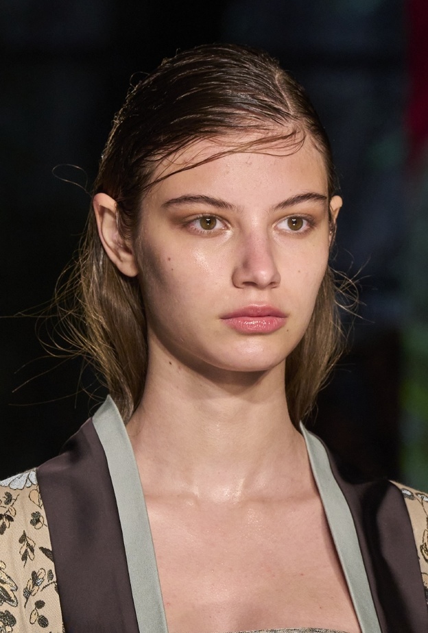 لصاحبات البشرة الدهنية... إليك أفضل روتين للعناية بها في فصل الربيع