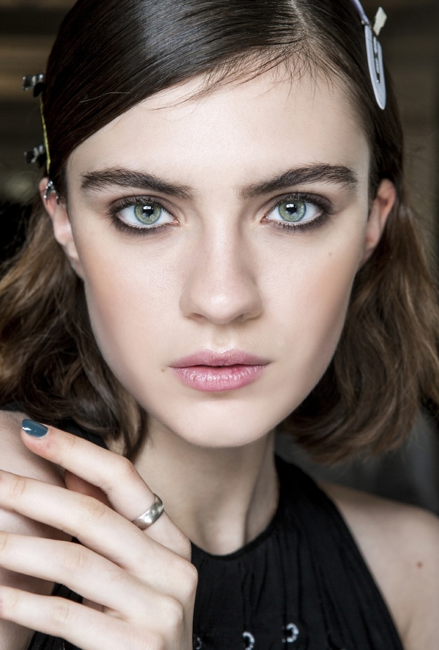 دليل شامل لعلاج المسّامات الواسعة لبشرة صافية في عيد الحب