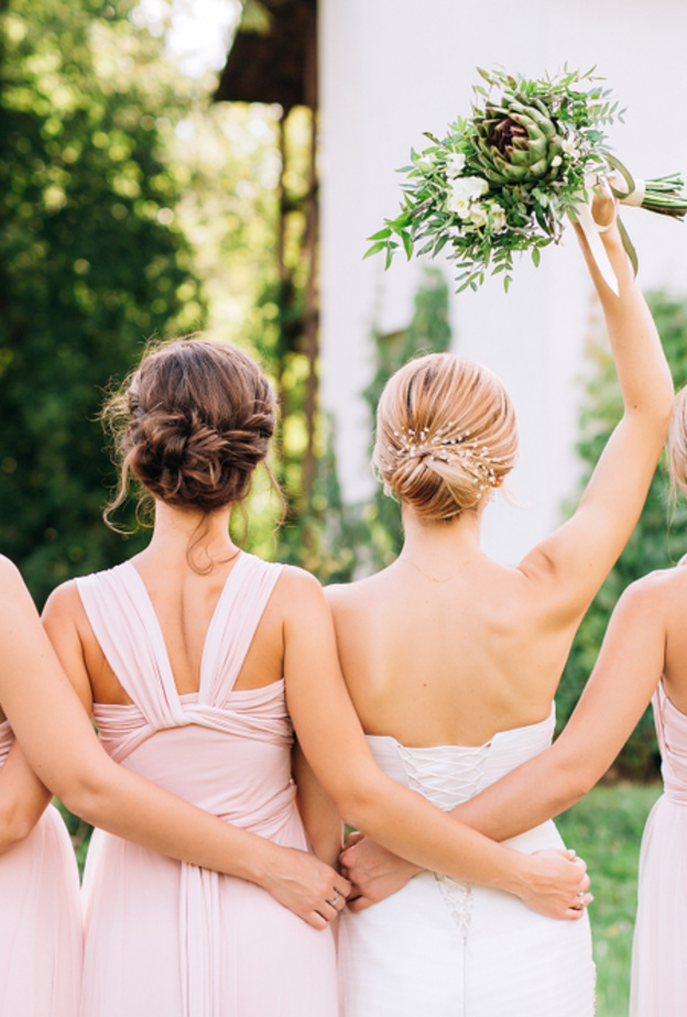 ضيوف حفل الزفاف لا يرتدون اللون الأبيض