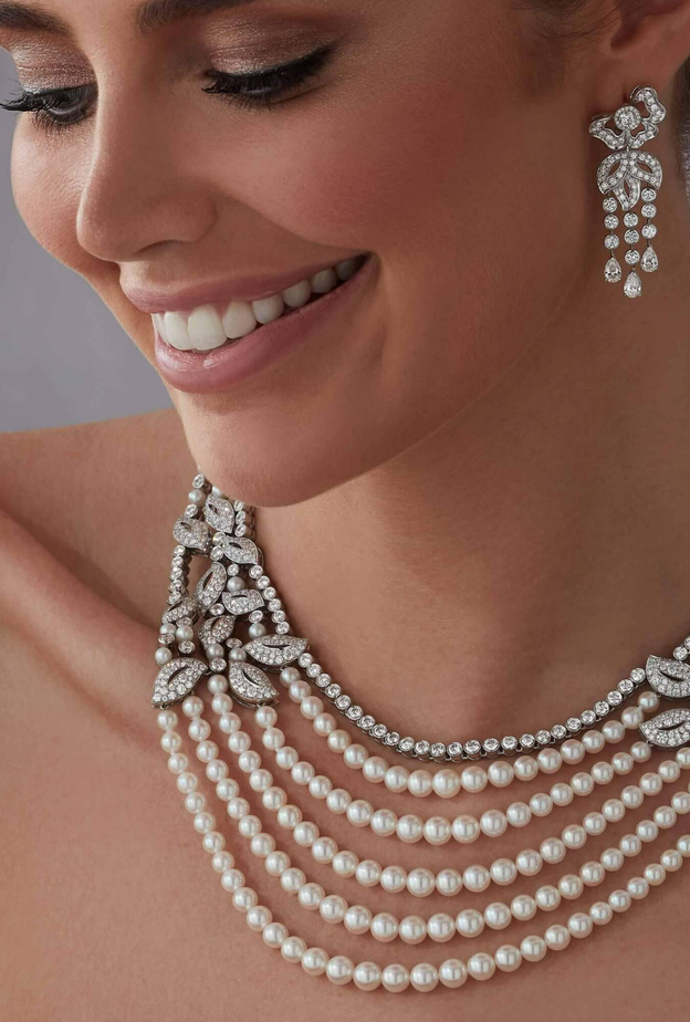 طقم من مجموعةRose Garden وهو مرصع باللؤلؤ والألماس من غرارد Garrard 