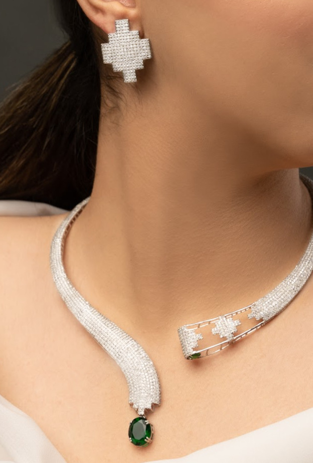 مصممة المجوهرات السعودية وعد الشعيلي لـ"هي":  لدي ارتباط عميق مع الأدب والشعر وأضفي اللمحات العاطفية في كل تصاميمي لأقدم مجوهرات ترتديها الأنثى وتشعر بها.