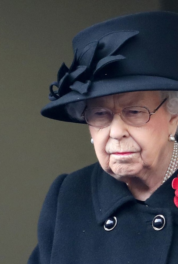 عندما عانت الملكة اليزابيث الثانية Queen Elizabeth II من التواء في الظهر