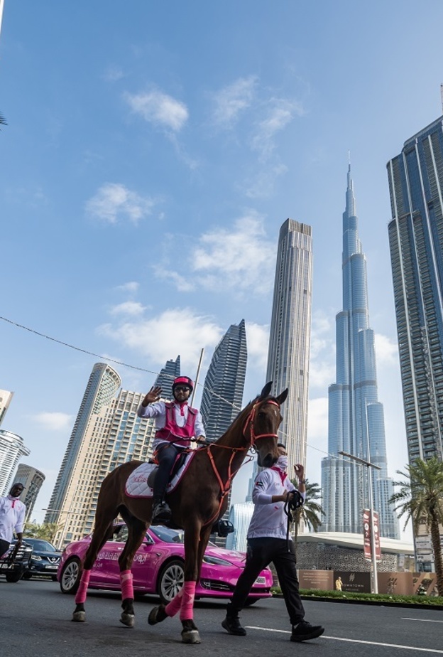 فرسان القافلة الوردية أثناء مرورها في شوارع دبي