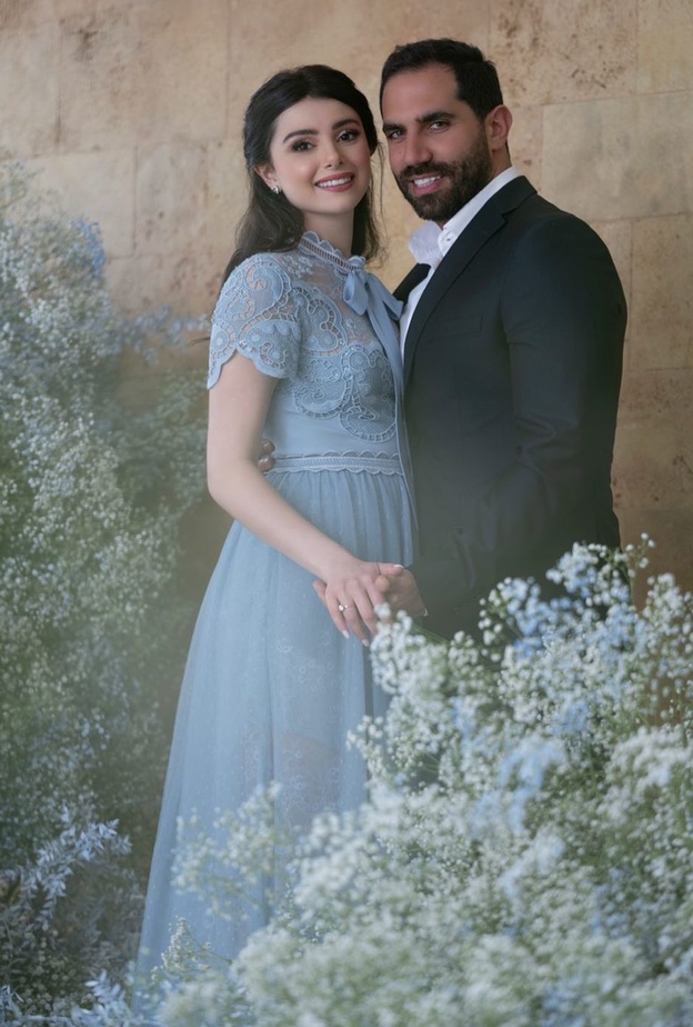 ماريتا الحلاني مع خطيبها في حفل الخطوبة