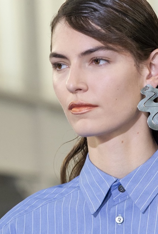 ألوان أحمر الشفاه تساعدك على تقبل الشفاه الصغيرة وإبراز جمالها