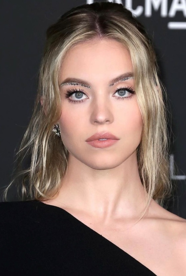 أساليب مكياج جريئة ليوم الحب بالخطوات على طريقة النجمات العالميات