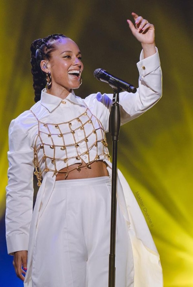 من جديد.. النجمة العالمية "اليشيا كيز" تعود إلى مرايا العلا