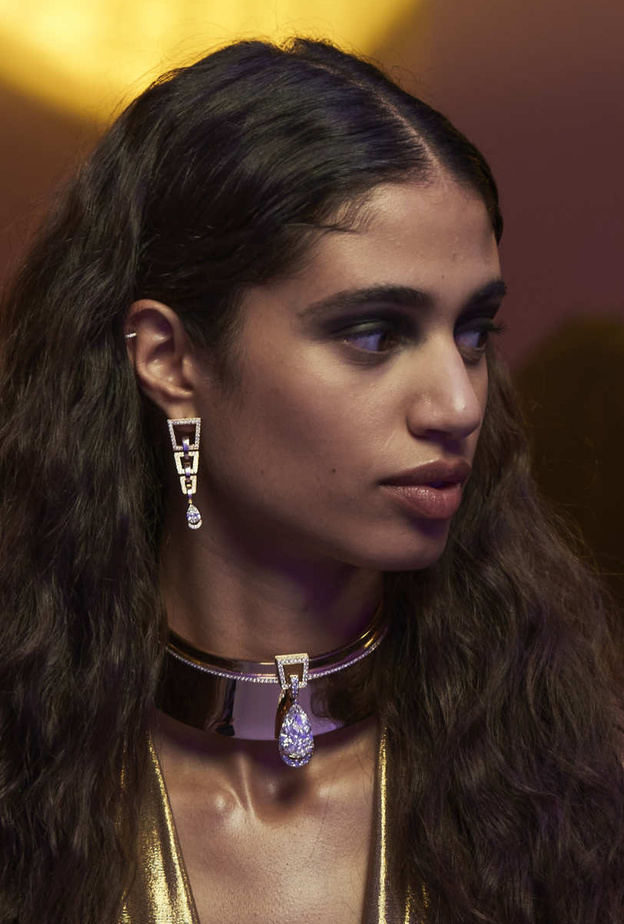 موديلات مجوهرات ذهبية فخمة من الماركات العالمية لأناقة الشتاء