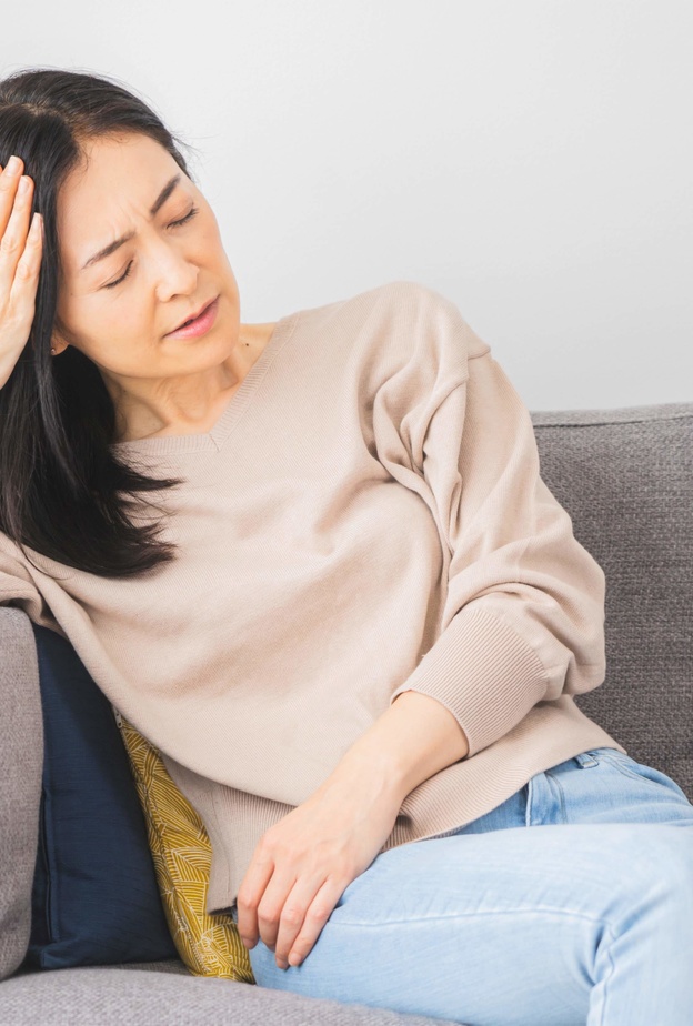 نقص هرمون الإستروجين يسبب ظهور بعض الأعراض مثل الصداع  