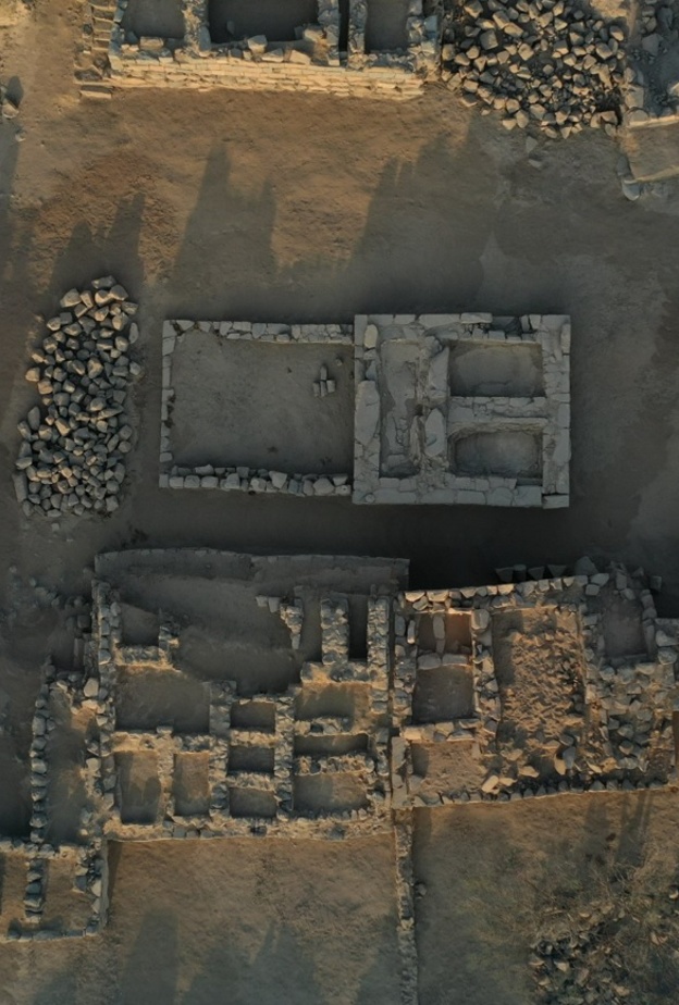 نقوش تاريخية نادرة في موقع الأخدود