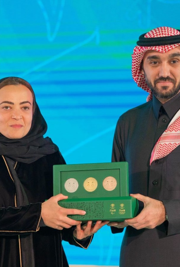 وزير الرياضة يكرم لمياء بن بهيان بجائزة رياضة المرأة 