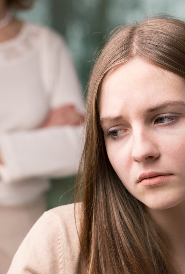 يجب دعم الفتاة في مرحلة ما بعد البلوغ حتى لا تزيد معاناتها الجسدية والنفسية