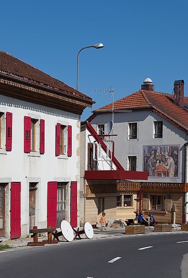 يحتوي المبنى المكون من 3 طوابق على ثلث مساحة الأراضي السويسرية وثلثيها في فرنسا