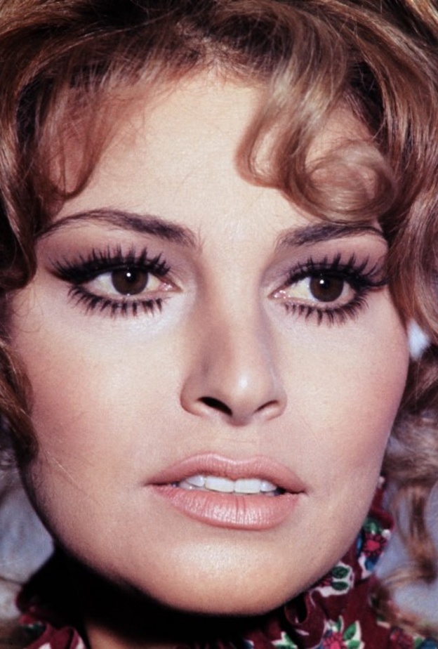 أساليب جمالية يبقى تأثيرها طاغياً على مر السنوات تعلميها من وحي إطلالات الأيقونة راكيل ولش