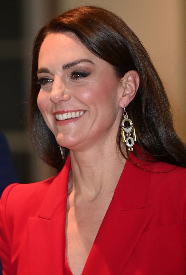 كيت ميدلتون Kate Middleton بتصاميم أقراط ناعمة في أحدث ظهور لها