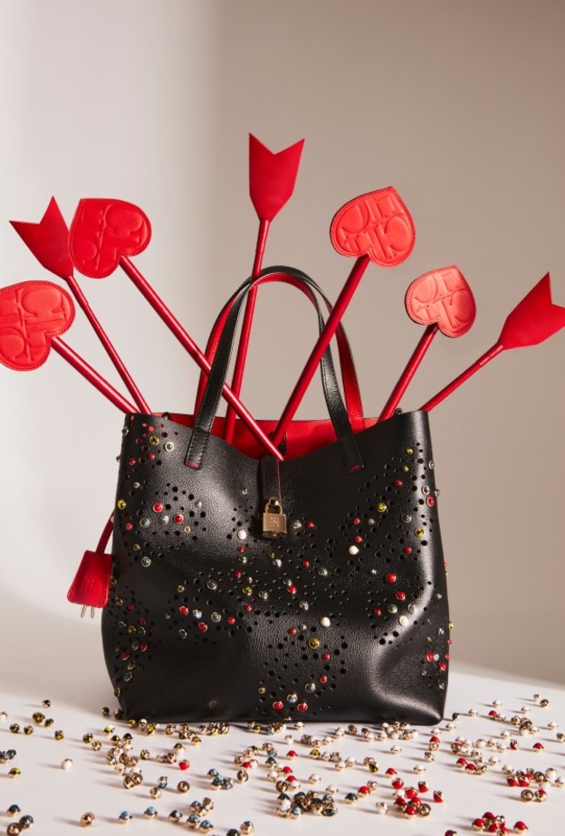 تشكيلة التصاميم المختارة من CH Carolina Herrera للاحتفال بالحب