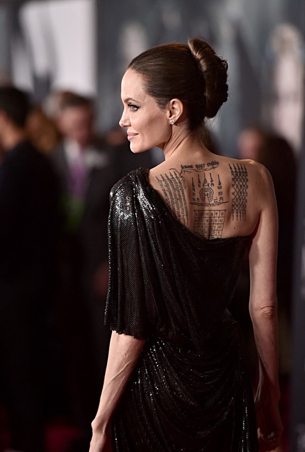 اللّون الأسود أكثر لون تعتمده جولي في إطلالاتها 