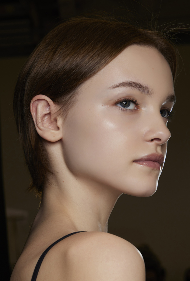 دليلك للتخلص من البقع الداكنة في البشرة بطرق تجميلية قبل عيد الحب