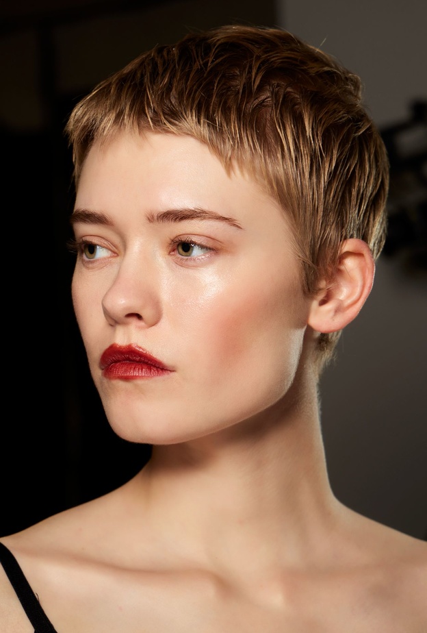 ألوان البلاشر البرونزي اللماع بشكل جانبي من دار Philosophy